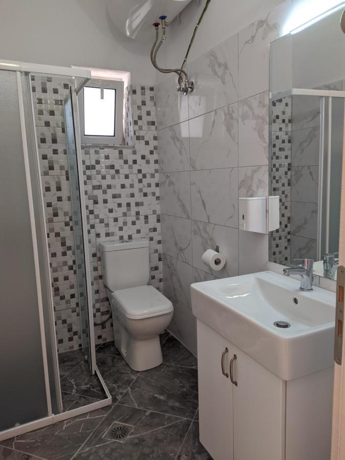 Alex * Sarandë